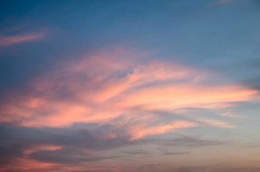 Akşamları mavi gökyüzünde renkli küme bulutu