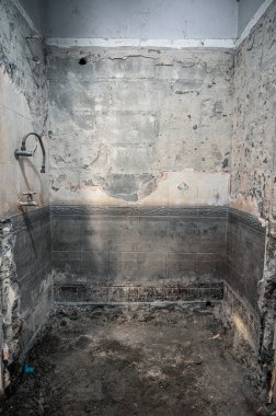 Yıkımlı ve yenilenmiş fayansların kirli banyo temizliği