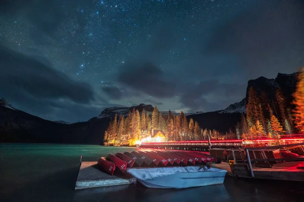 Ξύλινο Καταφύγιο Και Κανό Σταθμευμένο Αστέρι Στη Λίμνη Emerald Στο — Φωτογραφία Αρχείου