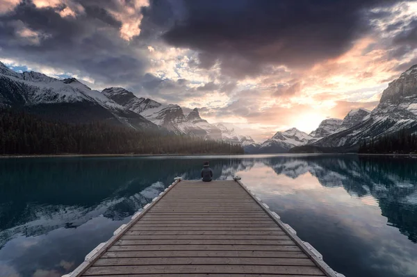 Uomo Viaggiatore Godendo Vista Spirit Island Maligne Lake Jasper National — Foto Stock