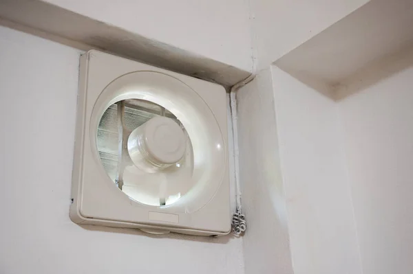 Ventilador Ventilación Instalado Pared Con Trabajo Dormitorio — Foto de Stock