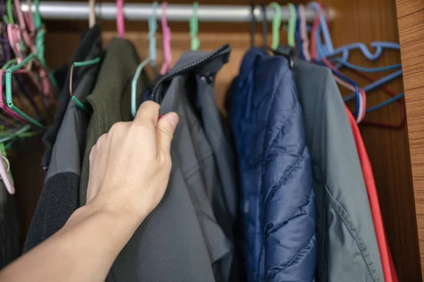 Ручной Выбор Зимней Куртки Вешалке Одежды Шкафу — стоковое фото