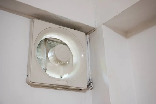 Ventilateur Installé Sur Mur Avec Travail Dans Chambre — Photo