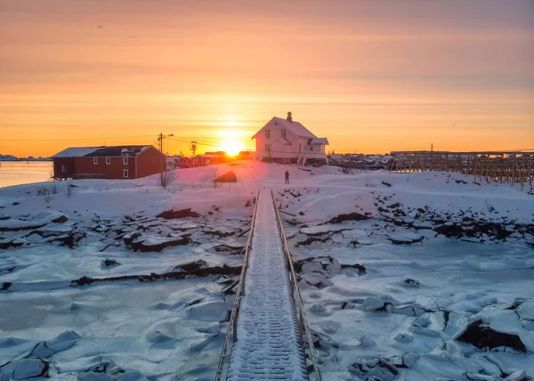Soluppgång Över Nordiskt Hus Och Träbro Vid Kusten Vintern Lofotenöarna — Stockfoto
