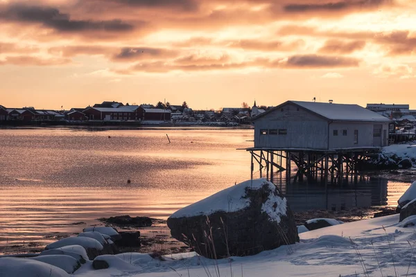 Norveç Lofoten Adalarında Gün Batımında Kıyıda Balıkçı Köyü Olan Bir — Stok fotoğraf