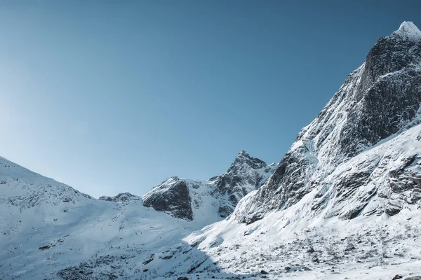 ノルウェー ロフトテン島の青い空の雪の山の範囲 — ストック写真