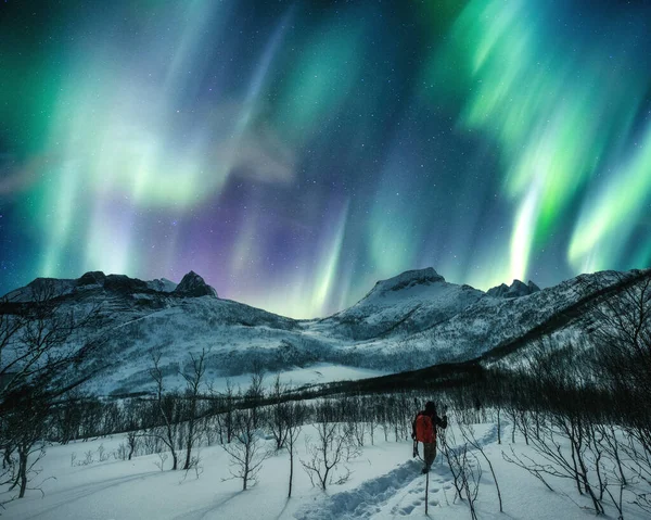 Homem Viajante Montanhismo Monte Nevado Com Aurora Borealis Céu Noturno — Fotografia de Stock