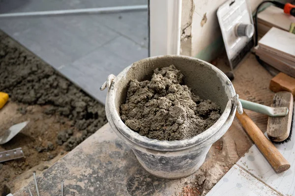 Cement Dåse Med Værktøjer Forberedelse Til Installation Flise - Stock-foto