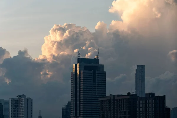 Edifício Arranha Céus Com Nublado Distrito Negócios Bangkok — Fotografia de Stock