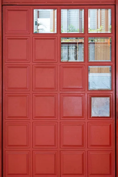 Červené Zavřené Dřevěné Dveře Skleněným Oknem — Stock fotografie