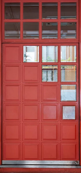 Rote Geschlossene Holztür Mit Glasfenster — Stockfoto