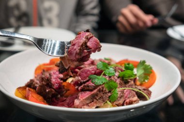 Yemek masasında dilimlenmiş ızgara biftek.