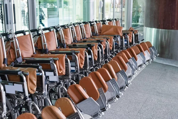 Reihe Von Rollstühlen Für Den Patientendienst Krankenhaus Abgestellt — Stockfoto