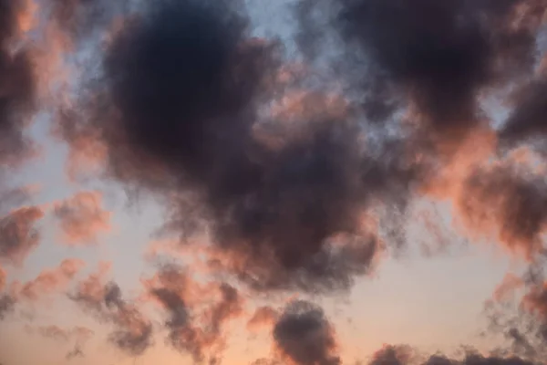 Gün Batımında Gökyüzünde Renkli Kara Bulut Kümesi — Stok fotoğraf