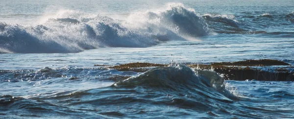 热带海域有气泡冲击海岸线的蓝波 — 图库照片