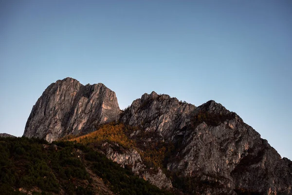 Wapienna Skalna Góra Jesiennym Lasem Sosnowym Błękitnym Niebem Zmierzchu — Zdjęcie stockowe