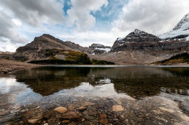 Mavi gökyüzü bulutlu Rocky dağları Magog Gölü, Assiniboine il parkı, Kanada
