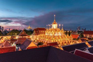 Altın Kale aydınlandı, Wat Ratchanatdaram Woravihara, Loha Prasat Tapınağı Sabah Bangkok, Tayland