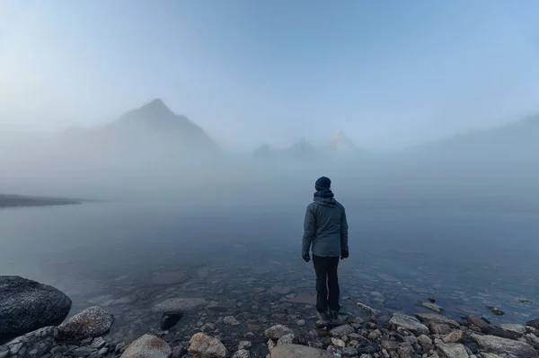 Homem Viajante Lago Magog Com Monte Assiniboine Nevoeiro Parque Provincial — Fotografia de Stock