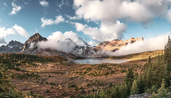 Panorama Del Monte Assiniboine Con Cielo Azul Lago Magog Bosque — Foto de Stock