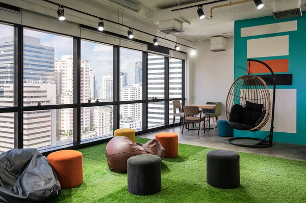 Sala Criativa Espaço Coworking Com Almofadas Cadeiras Grama Artificial Escritório — Fotografia de Stock