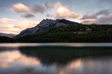 Bu akşam Banff Ulusal Parkı, Kanada 'da Two Jack Gölü' nün Castle Mountain yansıması. Uzun pozlama