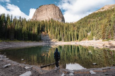Sonbahar Ormanı 'nda Aynalı Göl' de dikilen adam Louise Gölü 'nde Banff Ulusal Parkı, Kanada