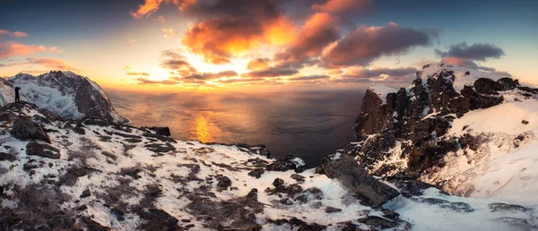 Norveç Denizi Üzerinde Günbatımı Panoraması Norveç Ryten Dağı Ndaki Engebeli — Stok fotoğraf