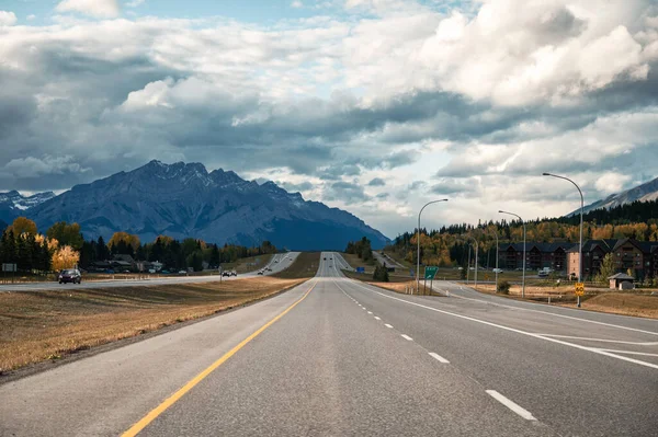 Auto Rijden Snelweg Met Rotsachtige Bergen Herfst Canmore Canada — Stockfoto