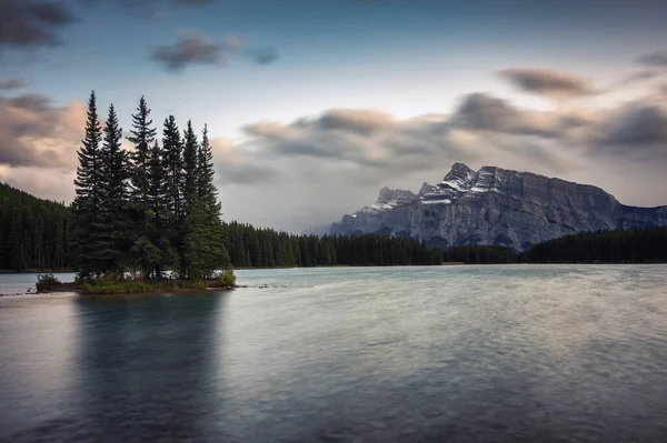 Long Exposure Mount Rundle Pine Forest Cloud Flowing Gloomy Banff — Stock Photo, Image