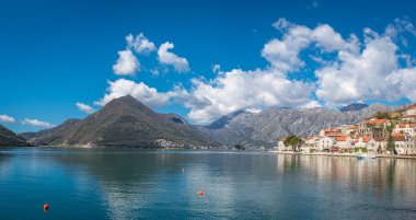 Kotor Körfezi, Karadağ'ın güzel Perast şehir'kıyısında evler