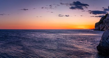 Güzel gün batımı uçuruma Petrovac kıyılarında, Karadağ üzerinden panoramik manzaralı
