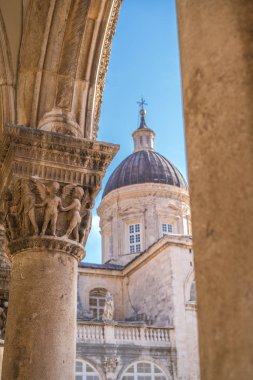 Heybetli kilise kubbe kule ve sütunlar oyulmuş resimler, Dubrovnik'in tarihi kent, Hırvatistan ile destekleyen kemerli çatı yakın çekim