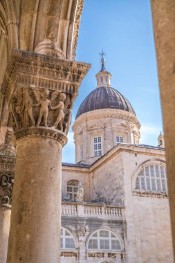 Heybetli kilise kubbe kule ve sütunlar oyulmuş resimler, Dubrovnik'in tarihi kent, Hırvatistan ile destekleyen kemerli çatı yakın çekim