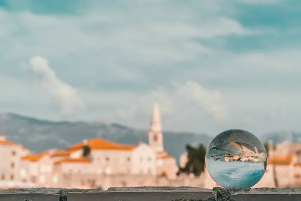 普及した夏リゾート町ブドヴァのモンテネグロのアドリア海沿岸は 透明な丸い球体に反映 — ストック写真