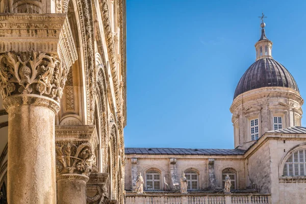 Heybetli kilise kubbe kule ve sütunlar oyulmuş resimler, Dubrovnik'in tarihi kent, Hırvatistan ile destekleyen kemerli çatı yakın çekim