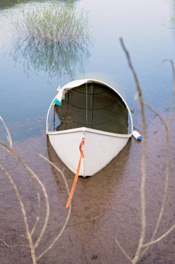 Yalnız boş beyaz balıkçı tekne Virpazar, Karadağ İşkodra Gölü kıyısında