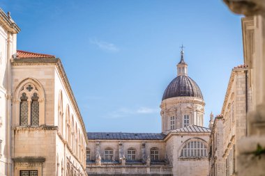 Heybetli kilise kubbe kule ve sütunlar oyulmuş resimler, Dubrovnik'in tarihi kent, Hırvatistan ile destekleyen kemerli çatı yakın çekim