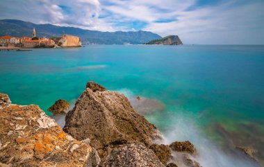 Yaz aylarında Karadağ'ın Budva şehir etrafında güzel Adriyatik Denizi kıyısında