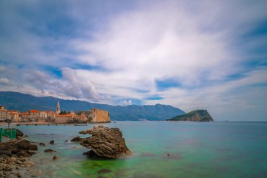 Yaz aylarında Karadağ'ın Budva şehir etrafında güzel Adriyatik Denizi kıyısında