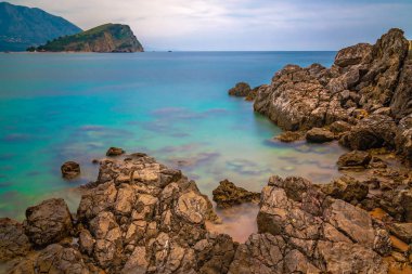 Yaz aylarında Karadağ'ın Budva şehir etrafında güzel Adriyatik Denizi kıyısında