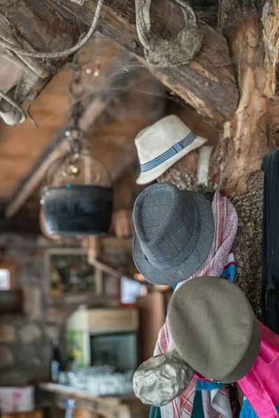 Detalle Primer Plano Algunos Sombreros Viejos Colgando Una Viga Viejo —  Fotos de Stock