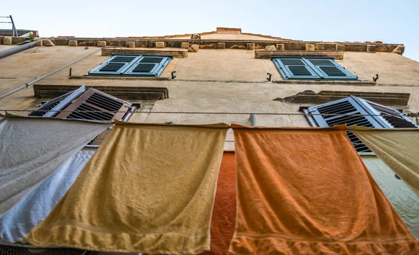 Praní Sušení Prádelní Šňůru Pod Oknem Starém Městě Dubrovníku Chorvatsko — Stock fotografie