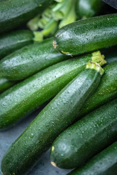 Świeże Zielone Cukinie Organicznych Sprzedaż Rynku Rolników — Zdjęcie stockowe