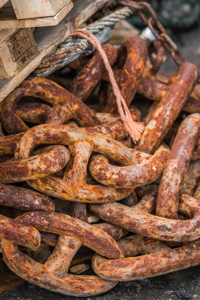 Pile Old Large Heavy Rusty Chain Links Marina Landing Fishing — Stock Photo, Image