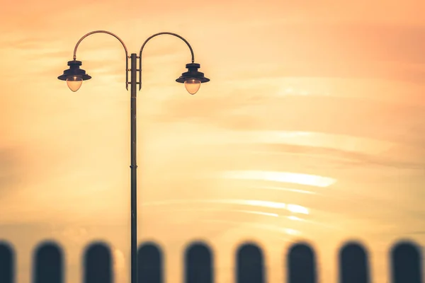 Imagem Uma Lâmpada Rua Durante Pôr Sol Laranja Penzance Cornwall — Fotografia de Stock