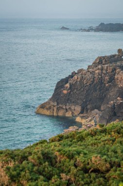 Cornish St. Ives, Cornwall, İngiltere, İngiltere'de yakın kayalık kıyılarının görünümü