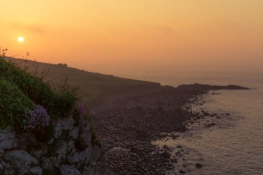 Günbatımı üzerinde Cornish coast yakınında St. Ives, Cornwall, İngiltere