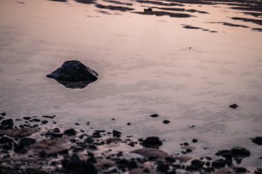 Dusk, Cornwall, İngiltere, Avrupa Porthmeor sahilde uzaklaşıyorsun gelgit tarafından yaptı su bir havuzda küçük kaya