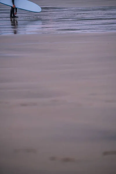 Surflehrer Mit Seinem Surfbrett Strand Saint Ives Cornwall — Stockfoto